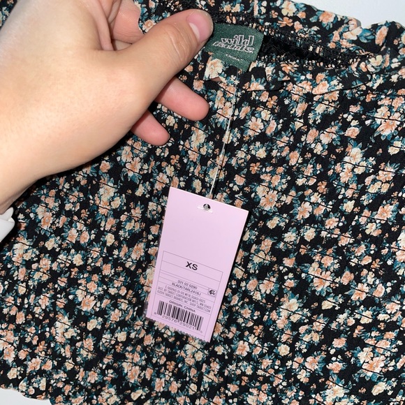 *SOLD* Black Floral Crop Shirt - Picture 3 of 3